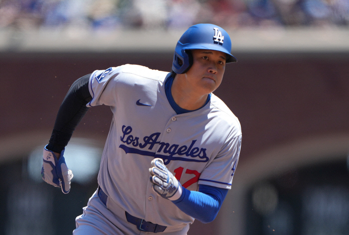On the road, he was transported by a private bed plane, and Ohtani became the home run king for the third consecutive year, with a combined physical management pitching and hitting of 700 million?