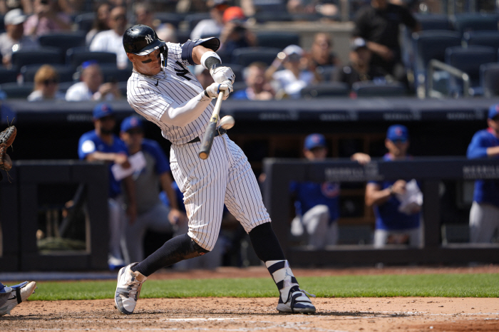 On the road, he was transported by a private bed plane, and Ohtani became the home run king for the third consecutive year, with a combined physical management pitching and hitting of 700 million?