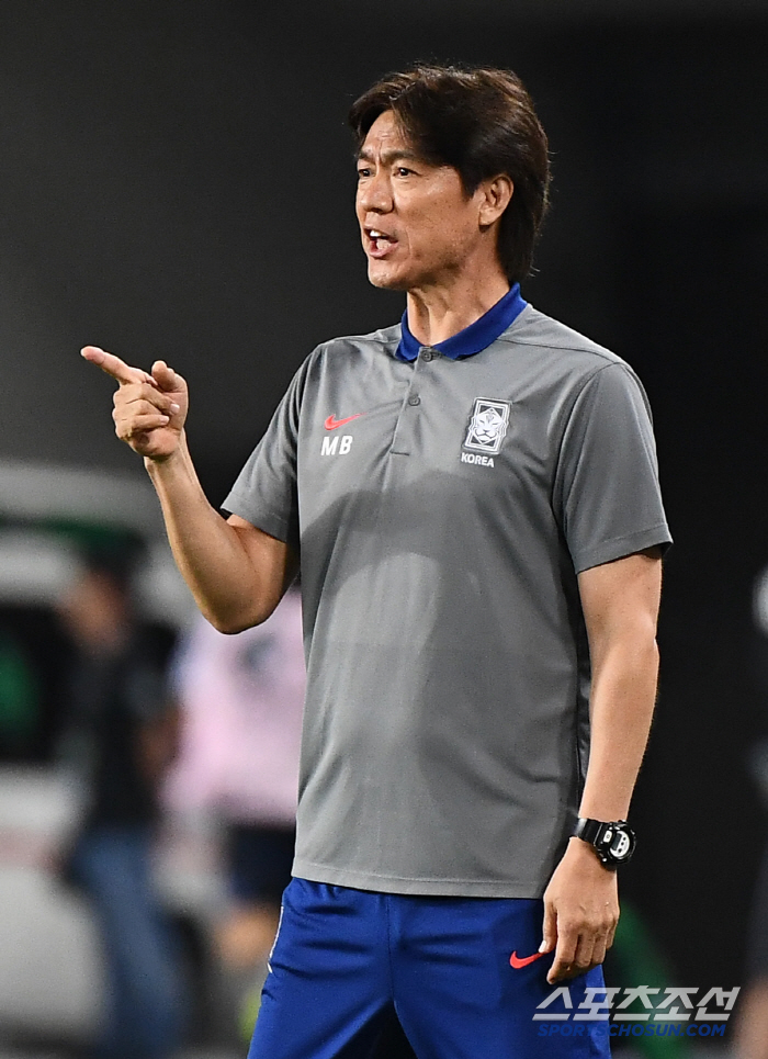  Coach Hong Myung-bo, who is drawing the future after his first loss, is disappointing, but he did better than Japan→ I'm sorry to the fans, but I saw hope (Full Story)