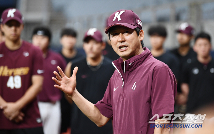  Acting coach Seol Jong-jin emphasizes the spirit of sacrifice in the first meeting with the team