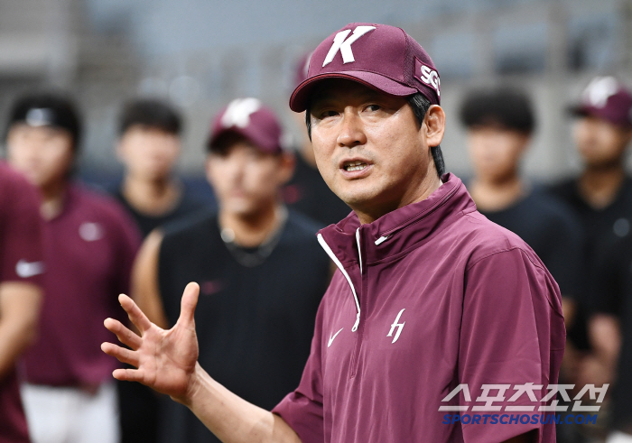  Acting coach Seol Jong-jin greets in front of the team
