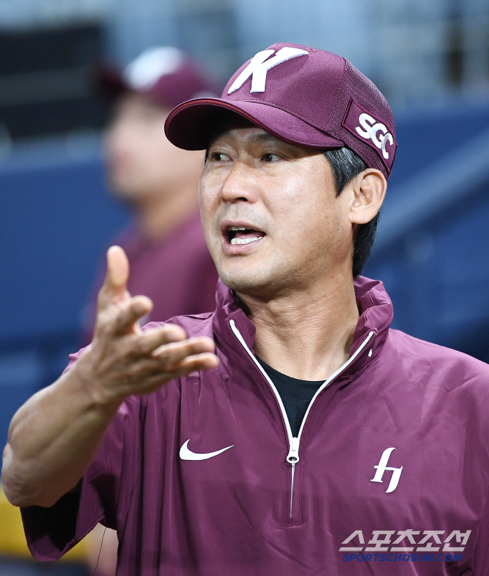  Acting coach Seol Jong-jin greets the team for the first time