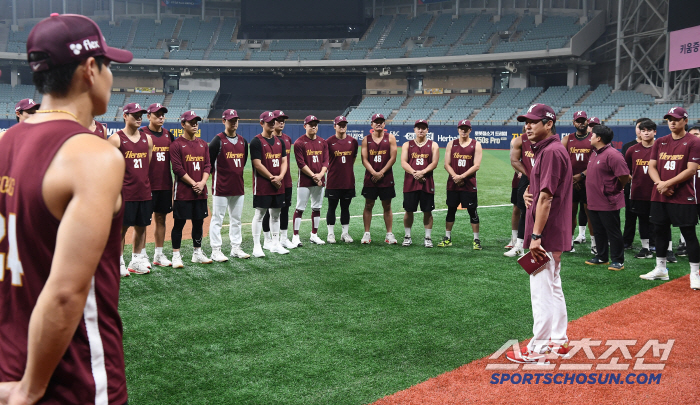  Acting head coach Seol Jong-jin meets with Kiwoom's team for the first time