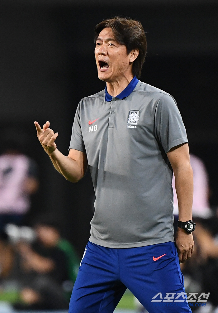  Coach Hong Myung-bo encourages the players