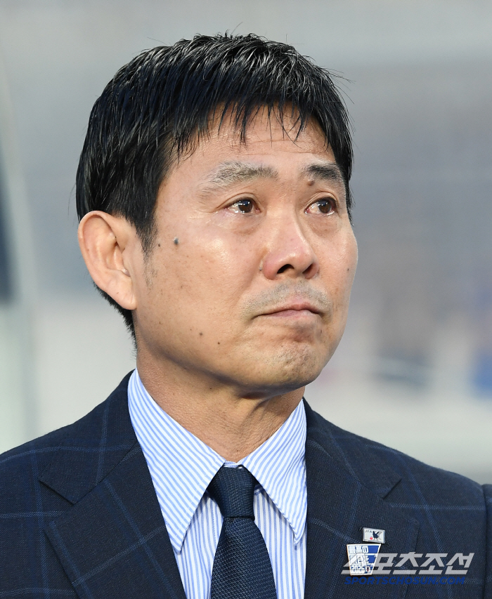  Director Moriyasu in tears as he sings the national anthem