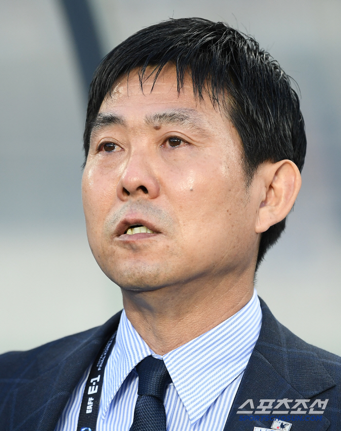  Director Moriyasu in tears as he sings the national anthem