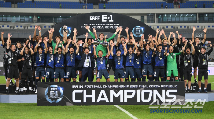  Japan lifts East Asian Cup trophy