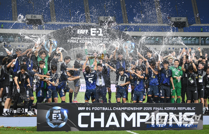  Japan's ceremony to win the East Asian Cup