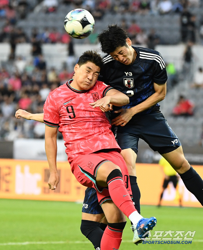  Joomin-gyu tries to shoot a header