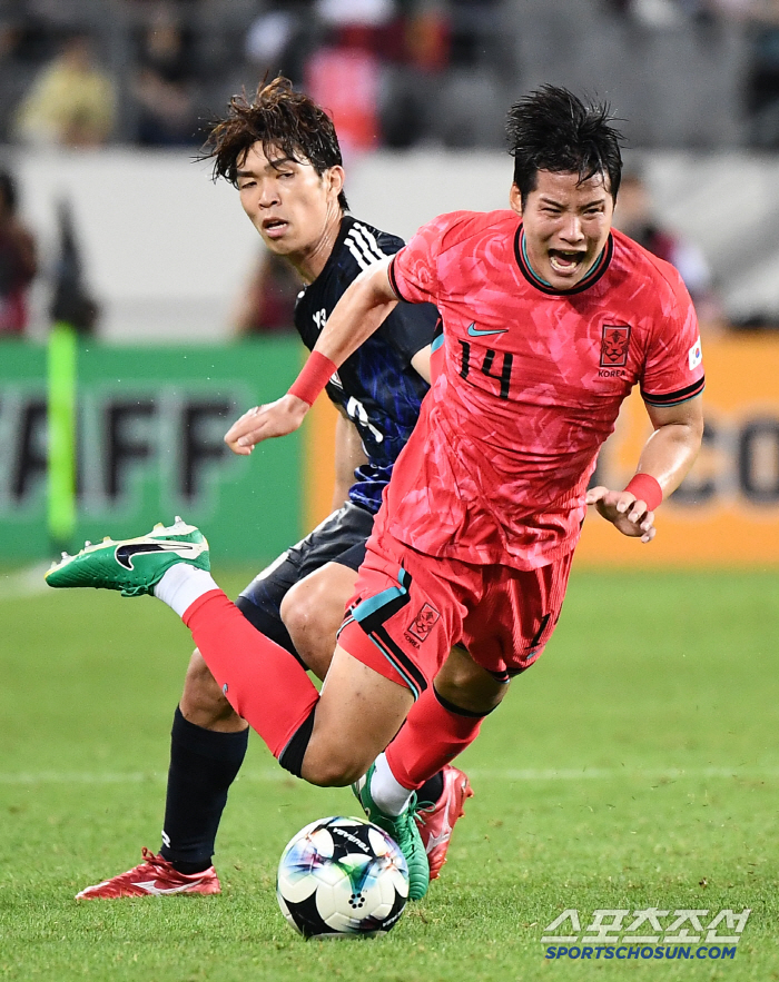  Park Seung-wook blocked by Japanese defense