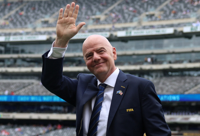 Unlike Emperor Nero, the chairman of the players' union, who directly hit Infantino, even filed a lawsuit...FIFA's Complaints Are Rising