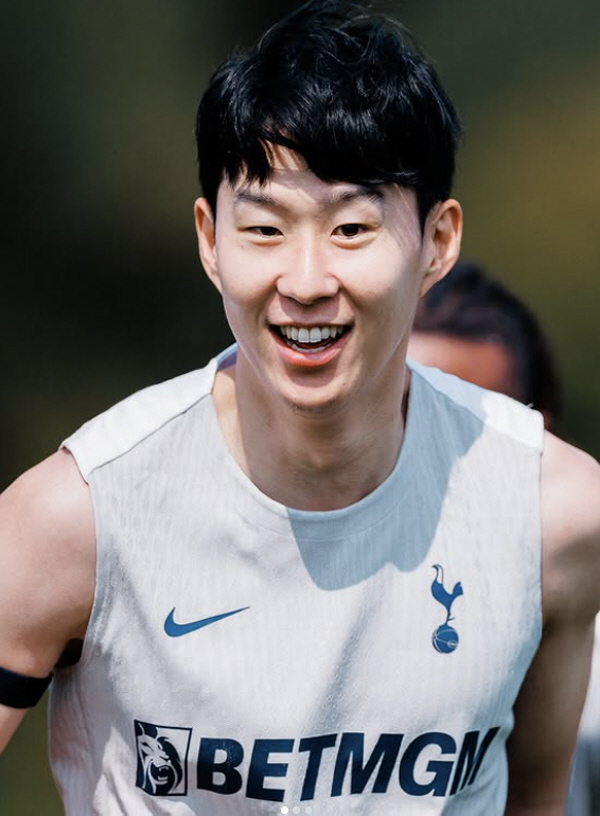 Why are you so serious about Tottenham? Son Heung-min's partner worth 100 billion won has Spurs in my heart. Loyalty eyes that shake fans' hearts