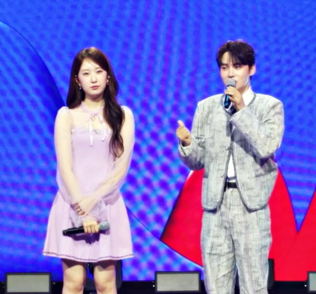 'Yujin Jeon vs. Seojin Park.' The trot song contest is successful!Done. Sexy vs emotional performance