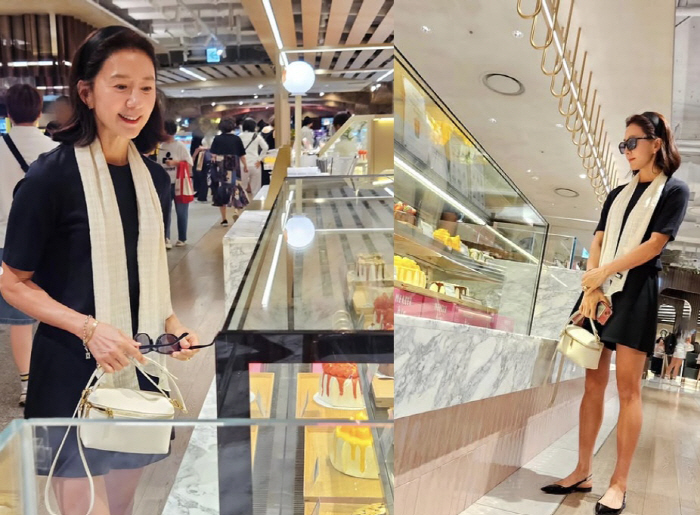 58-year-old Kim Hee-ae is looking around with her favorite items in the department store's food section without any makeup on