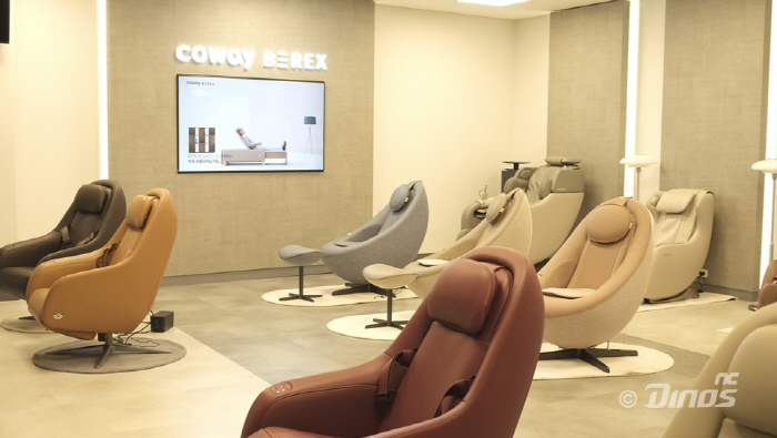 Enfak Skybox anyone can go Coway Virex Experience Zone Sitting in a massage chair and watching baseball