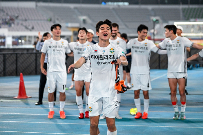 Gangwon FC Kim Dae-won, a special memory gift for fans...A daily clerk and signing event at the home game on the 19th