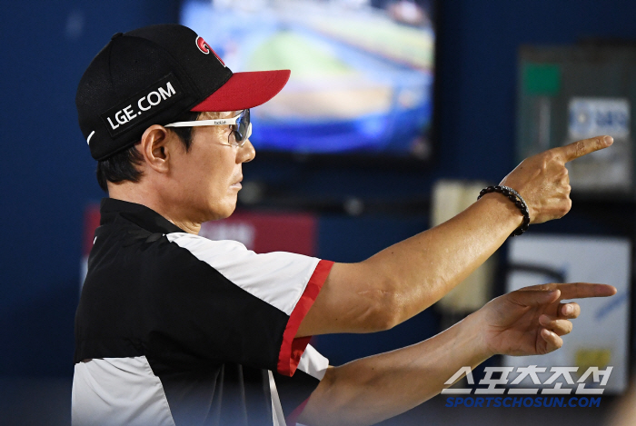 I desperately hope that the MVP of the Korean Series will also come out of LG. LG, who swept the MVP of the first and second division of the All-Star Game, and the MVP of the Korean Series are also Chung Jo-joon. Last year's Choi Hyung-woo → Kim Sun-bin KIA Follow Me 