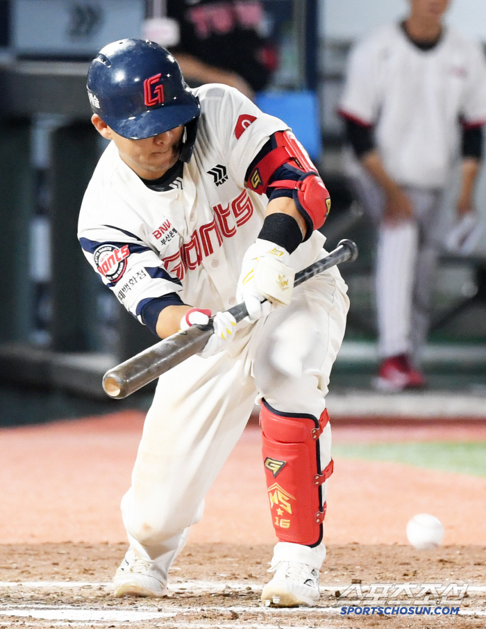 I'm going to catch Hanwha, right? Lotte, the No. 1 team batting average, is the No. 1 player to change...The master's concerns in 41 sacrificial buns 