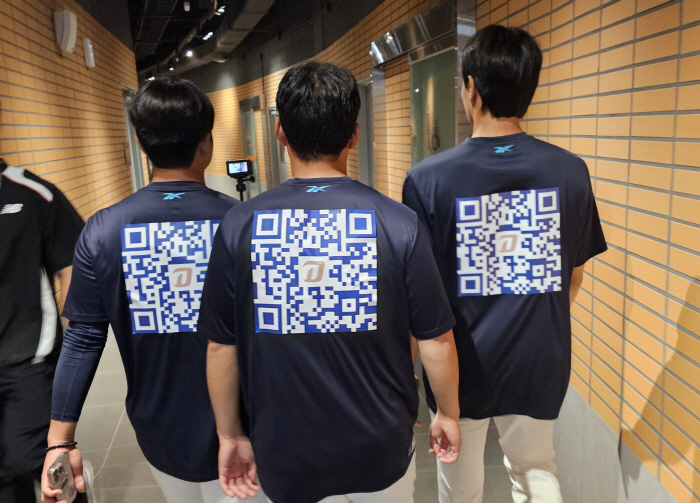 Is there a more obvious eye-catching than this? QR Code Appears on Athletes' Backs...Festival Scene Steelers Collect Entube Subscribers