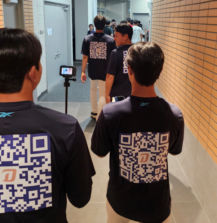 Is there a more obvious eye-catching than this? QR Code Appears on Athletes' Backs...Festival Scene Steelers Collect Entube Subscribers