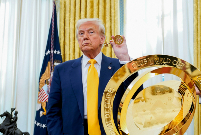 Is this a sharp robber? President Trump, who is walking out, stormed the Club World Cup victory ceremony → even received the genuine trophy