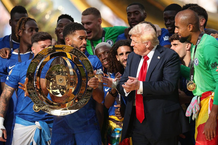 Is this a sharp robber? President Trump, who is walking out, stormed the Club World Cup victory ceremony → even received the genuine trophy