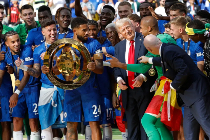 Is this a sharp robber? President Trump, who is walking out, stormed the Club World Cup victory ceremony → even received the genuine trophy