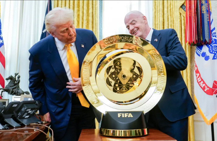 Is this a sharp robber? President Trump, who is walking out, stormed the Club World Cup victory ceremony → even received the genuine trophy