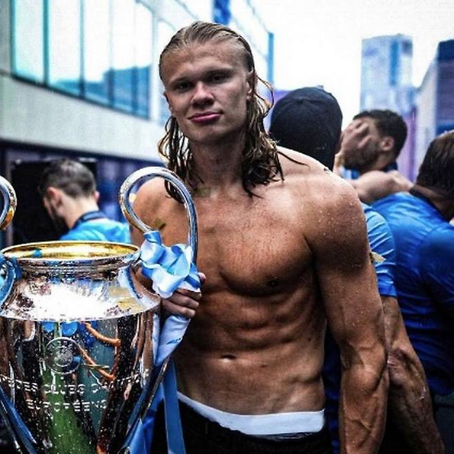 Monster Holan, who also has crazy annual salary, is treated as the highest in EPL history, again, with 51 billion plus 9 years of annual salary contract