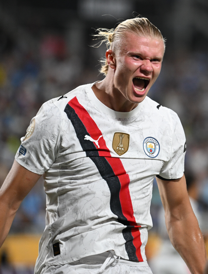 Monster Holan, who also has crazy annual salary, is treated as the highest in EPL history, again, with 51 billion plus 9 years of annual salary contract