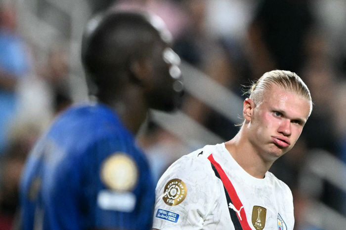 Monster Holan, who also has crazy annual salary, is treated as the highest in EPL history, again, with 51 billion plus 9 years of annual salary contract