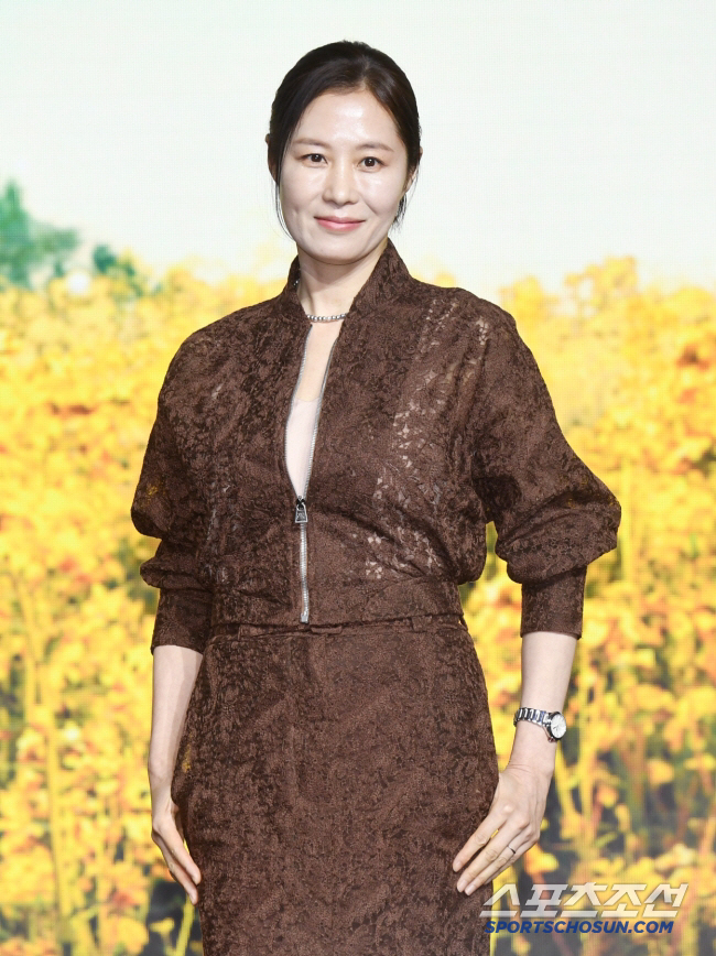 Moon So-ri Signs with Yooborn Company, Vows to Expand Acting Horizons