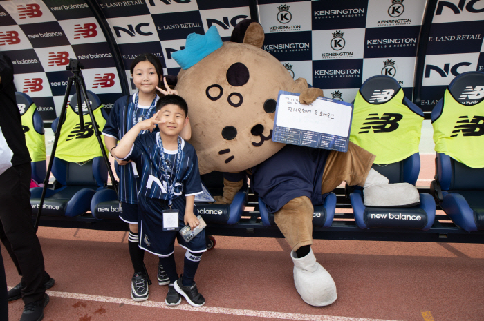 Seoul E-Land launches fan experience program on-field from fan's perspective to player's space
