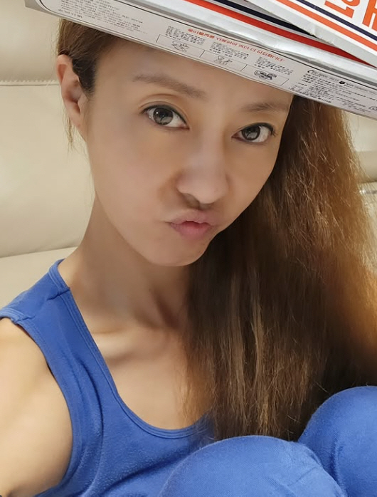 Single mom Lee Ji-hyun takes care of her son right after surgery I forgot to take out my tears