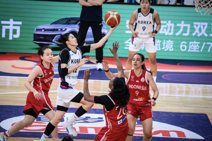 South Korea's women's basketball virtually confirmed second place in the group after crushing Indonesia at the Asia Cup