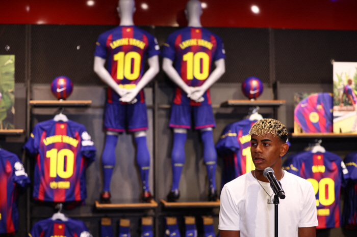 18-year-old Yamal, owner of Barcelona's new No. 10...Billion-sounding annual salary → 1.6 billion penalty crisis is bad news