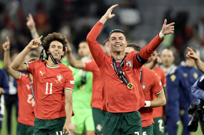 As expected, super stars! The popularity of Ronaldo, a veteran player who can't cool down...Selection of the Most Valuable Player of the 2024-25 Season by Fans