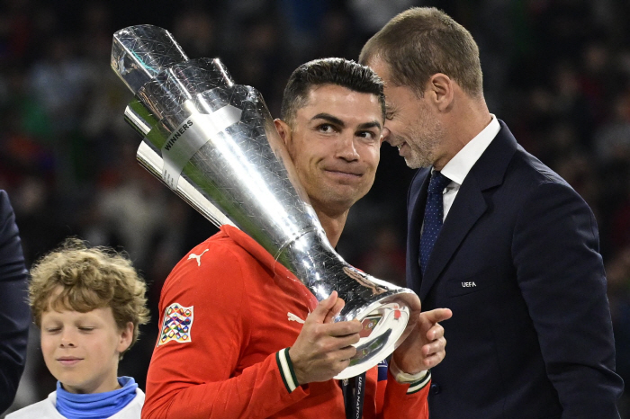 As expected, super stars! The popularity of Ronaldo, a veteran player who can't cool down...Selection of the Most Valuable Player of the 2024-25 Season by Fans