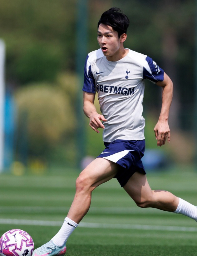 Give me a chance. Yang Min-hyuk makes his Tottenham debut → begins the hell-survival competition...Frank's first game with the third team → Son Heung-min joining late, unknown to play