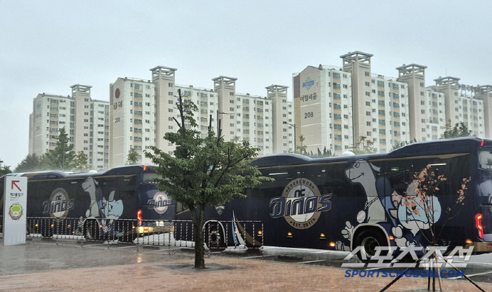 The hotel contacted me that I was floating around in cars...Gwangju's all-time downpour, NC team tied up 