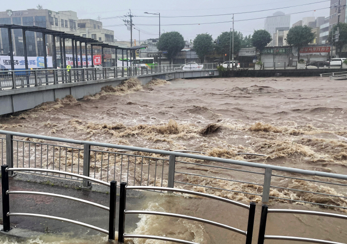 The hotel contacted me that I was floating around in cars...Gwangju's all-time downpour, NC team tied up 