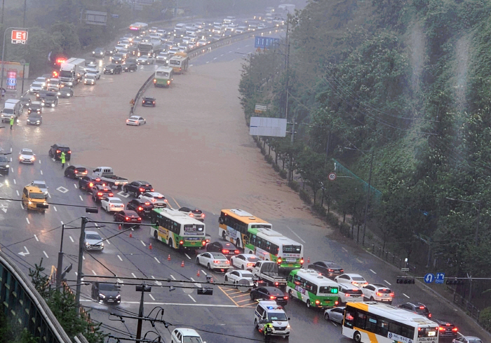 The hotel contacted me that I was floating around in cars...Gwangju's all-time downpour, NC team tied up 