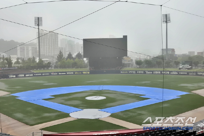 Huge downpour Gwangju KIANC canceled its first game in the second half of the year due to rain...Daegu can't watch baseball either