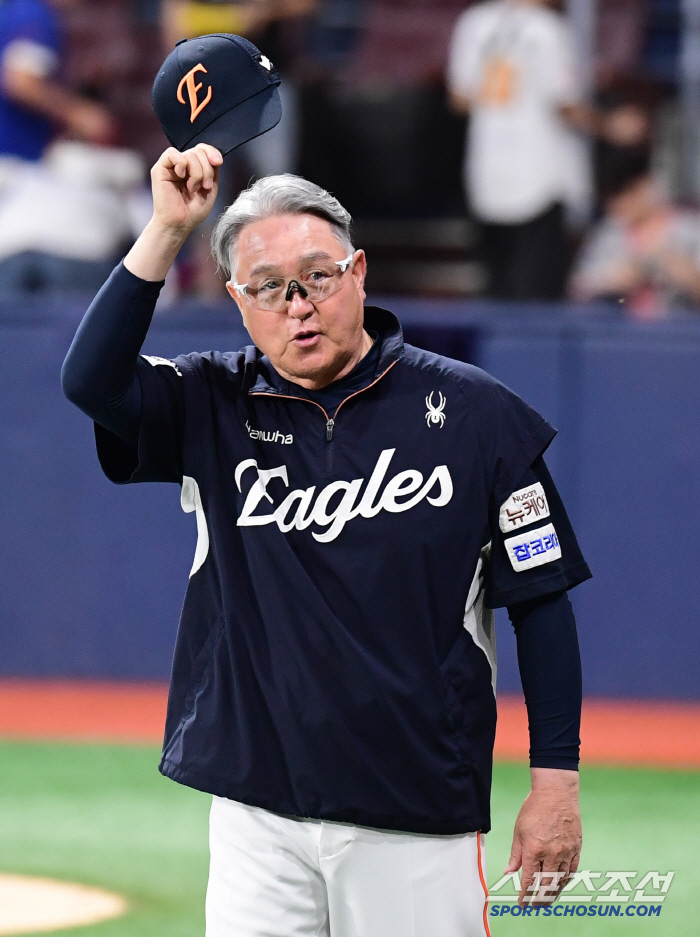 If it gets better, please select me again Manager Kim Kyung-moon made a decision to win the championship. Tham Sang-baek went to the bullpen in a surprise move, and Hwang Jun-seo joined as a starter 