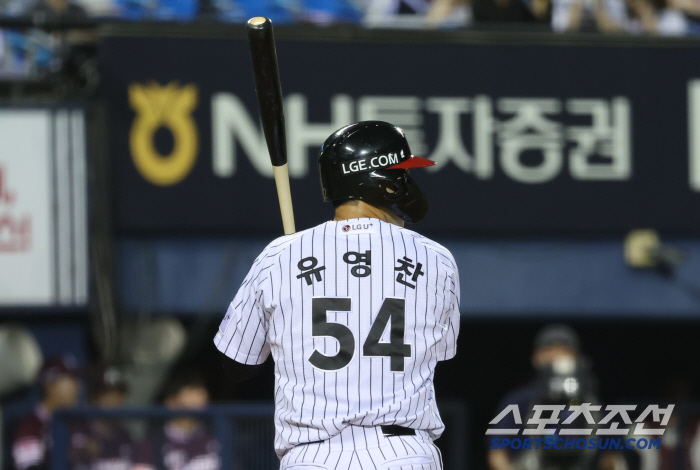 It was my first time at bat in 13 years since I was a junior in middle school, and I was confident. The story behind the professional debut at-bat of a tight end who can't be tempted to hit. Whose helmet? Whose bat?