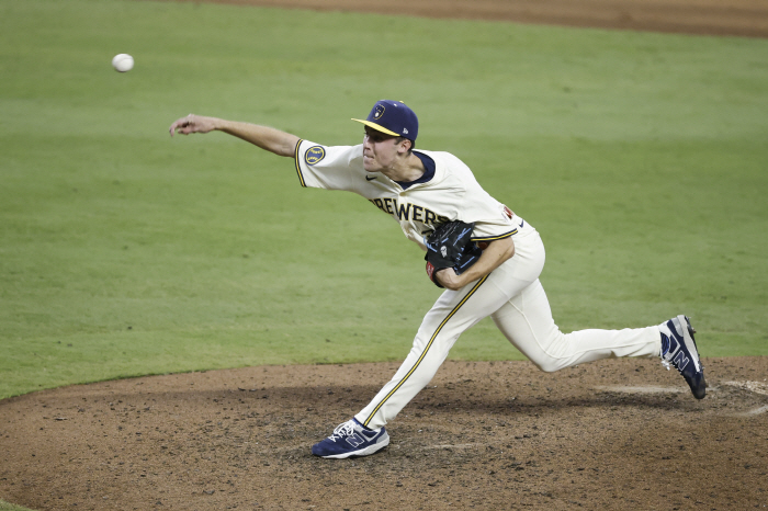 Kim Hye-sung, a warm NL rookie competition, should pay attention, but the real thing is the 12K monster fireballer against LAD