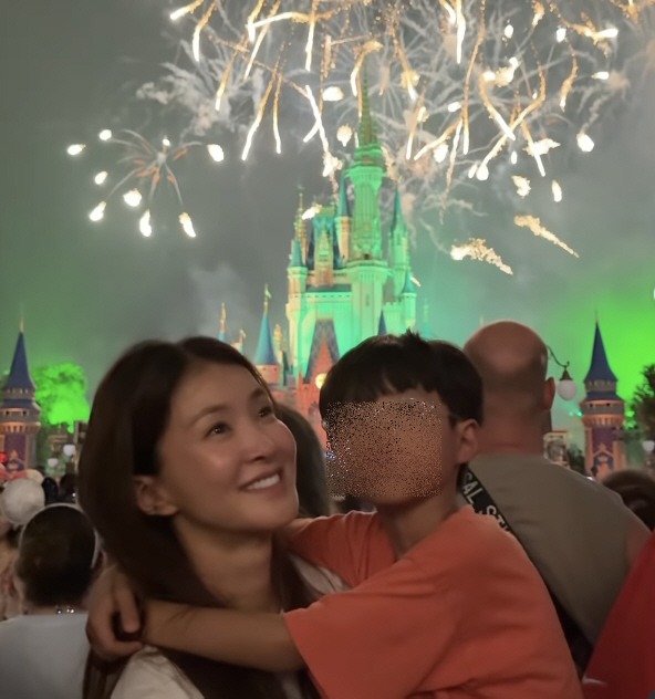 Lee Si-young passed out at the amusement park because she was pregnant with her second child..I doze off on the street