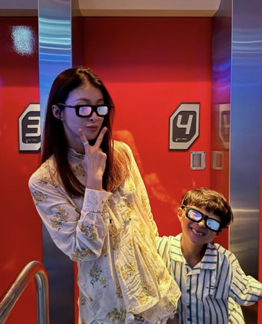 Lee Si-young passed out at the amusement park because she was pregnant with her second child..I doze off on the street