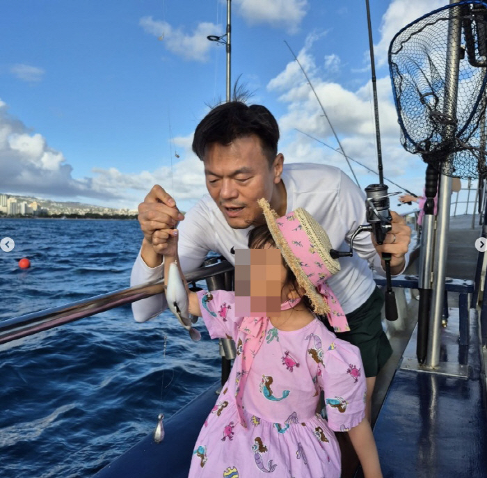 Park Jin-young left after tearing up the water bomb...Don't miss the happiness you enjoy with your daughter