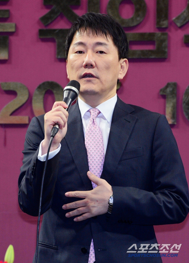 Permanent disqualified owner appears in overseas camp Lee Jang-seok's landmine, another explosion, and KBO response?